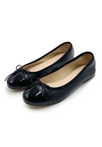Bailarinas negras de piel suave con puntera brillante, que presentan un pequeño lazo decorativo y un interior acolchado.