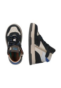 Hoge sneakers met een mix van marineblauwe suede en crème leer. Geaccentueerd met blauwe details, zwarte veters en een zijrits. Rubber zool.