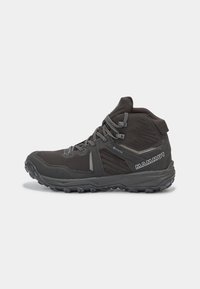 Botas de senderismo negras con un diseño de caña alta, parte superior sintética, acentos texturizados y suela de goma con surcos de tracción. Presenta elementos reflectantes.