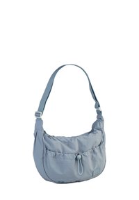 Lichtblauwe nylon schoudertas met een gebogen vorm, geplooide voorkant, verstelbare band en logo-accent. Beschikt over een centrale knoopsluiting.