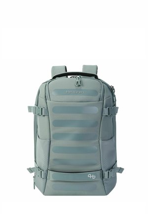 Sac à dos gris Hedgren avec plusieurs compartiments, sangles latérales réglables, bretelles rembourrées et bandes réfléchissantes horizontales sur le panneau avant.
