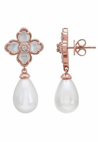 Rózsaarany fülbevalók virágmintával, fehér zománc szirmokkal és egy központi gyémánttal. A fülbevalók gyöngyház cseppel lógnak.