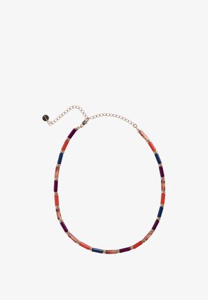 Spalvingas karoliukų vėrinys, kuriame yra raudonos, mėlynos, violetinės ir skaidrių karoliukų sekcijų, su aukso akcentais ir užsegimu su omaro klipse.