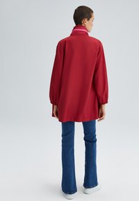 Touché Privé WITH NECKBAND - Cappotto corto - red