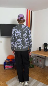 Halli kampsun, millel on julge luustikumuster helelillakas toonis, soonikkoes varrukad ja alumine serv. Komplekti kuuluvad mustad püksid ja lilla nokamüts.