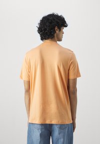 HUGO DULIVIO - Nyomott mintás póló - medium orange