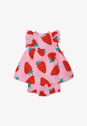 Abito con maniche corte a volant, in tessuto rosa con grandi motivi di fragole rosse e foglie verdi. Include culotte coordinate.