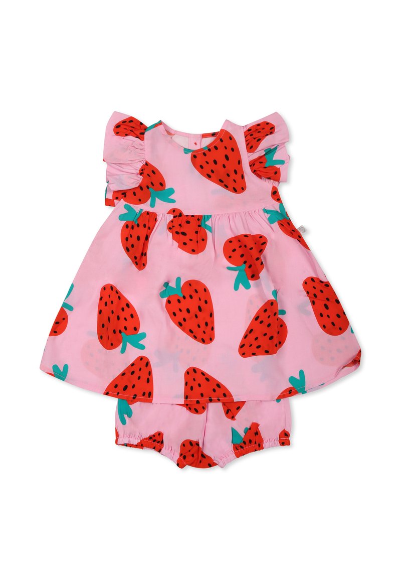 Abito con maniche corte a volant, in tessuto rosa con grandi motivi di fragole rosse e foglie verdi. Include culotte coordinate.