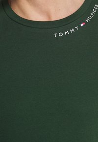 Tommy Hilfiger Triko s potiskem - dark green