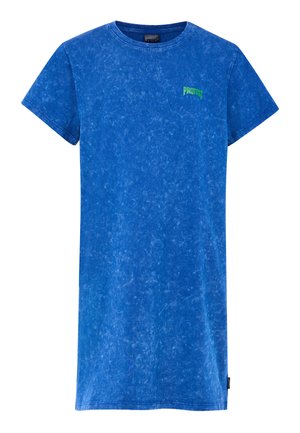 Blauwe katoenen T-shirt met een vervaagde textuur, korte mouwen, ronde hals en een klein groen "PROTEST" logo op de voorzijde aan de linkerkant.