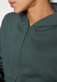 Fabletics COZY FULL ZIP HOODIE - Felpa con zip - everpine