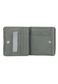 Sivi kožni novčanik, otvoren pogled. Ima prozornu ID prozor, više utora za kartice i zatvaranje na dugme s dekorativnim akcentom. Glatka tekstura.