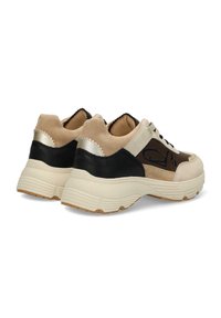 Zapatillas chunky que presentan gamuza beige, acentos de cuero negro, detalles en dorado y una suela de goma texturizada. Diseño con cordones y puntera redonda.