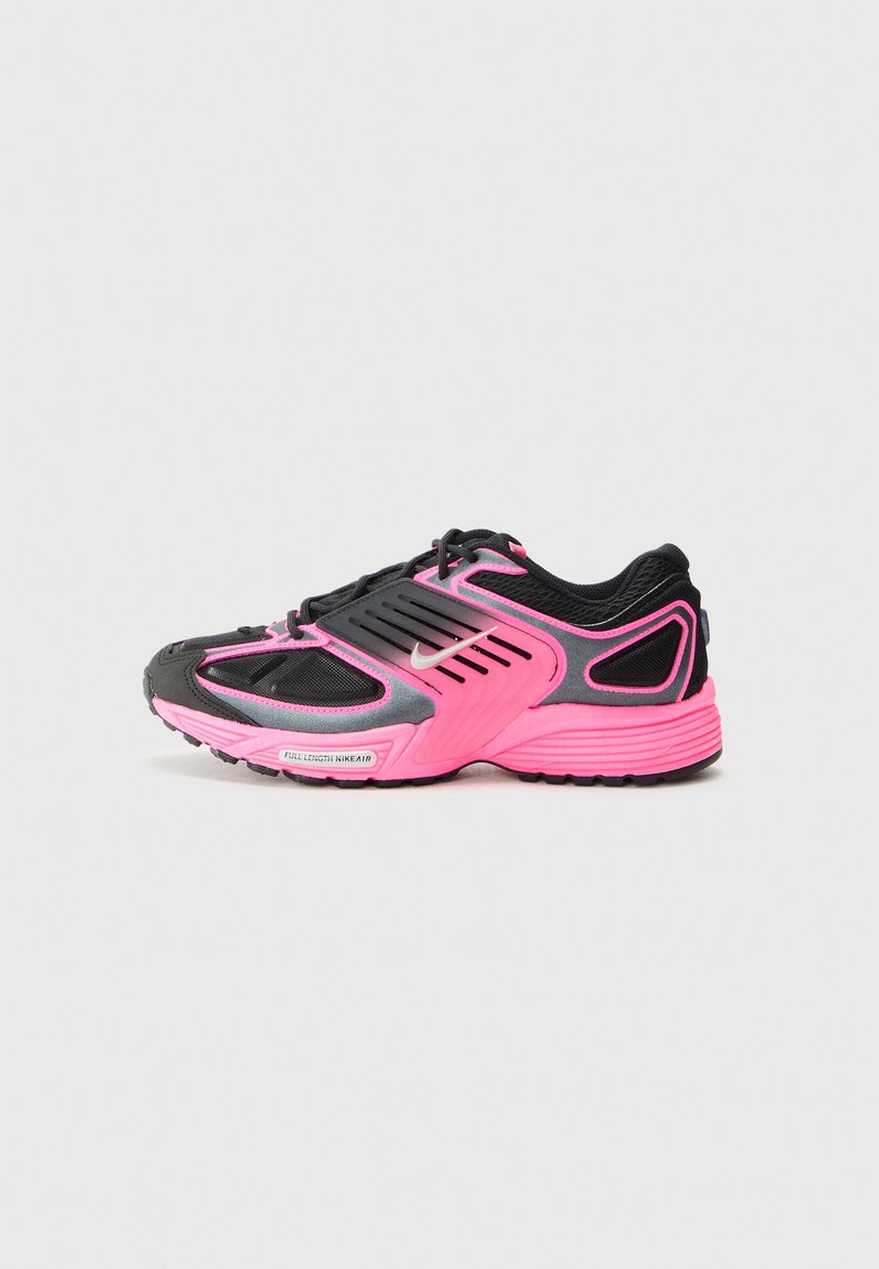 Chaussure de sport avec une tige en mesh noir et des accents roses, semelle texturée et détails de ventilation. Comprend une étiquette de marque sur le côté.