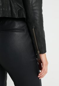 Maze TITANA - Skinnjacka - vintage black