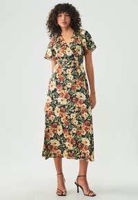 Gėlių apyrankės suknelė su trumpomis rankovėmis, juoda fono spalva, ryškūs oranžiniai ir geltoni gėlės, vidutinio ilgio, lengvas audinys, lygi tekstūra.