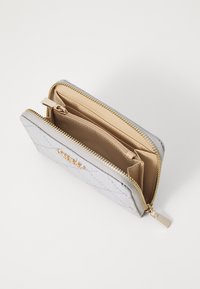 Gequilted zilveren portemonnee met gouden hardware. Voorzien van een ritssluiting, beige interieur en meerdere kaartsleuven met een klein ritsvakje.