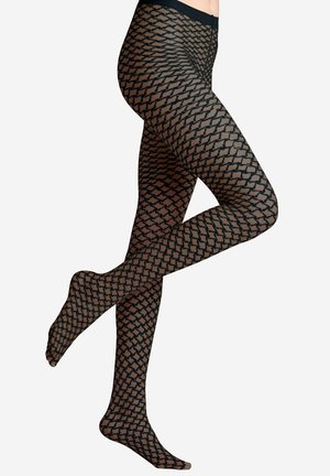 Beinüberschlag, trägt schwarze gemusterte durchsichtige Strumpfhosen mit einem sich wiederholenden geometrischen Netzdesign und einem durchgehenden schwarzen Bund.