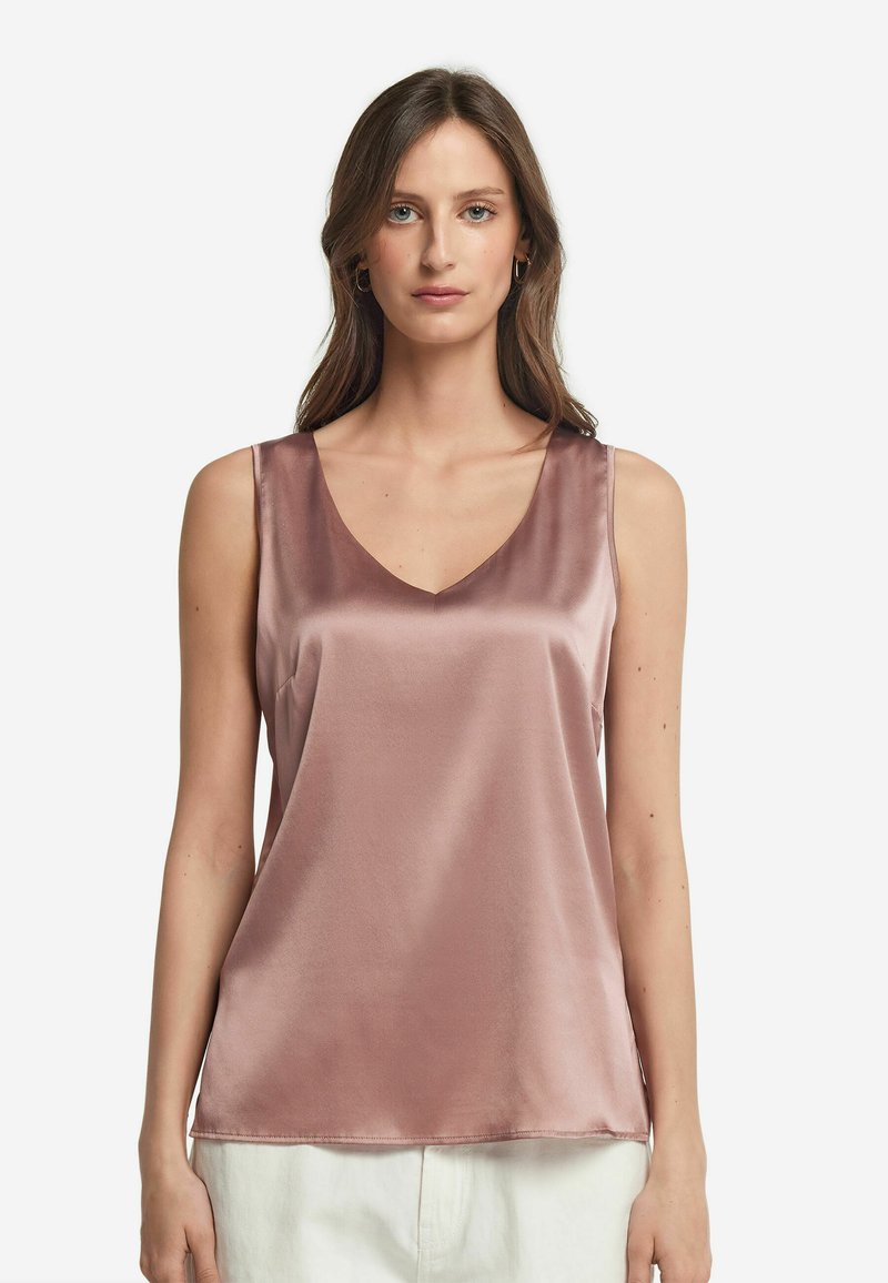 Satynowy top bez rękawów w kolorze przybrudzonego różu z dekoltem w kształcie litery V. Gładka struktura, luźny krój, bez widocznych wzorów czy ozdób.
