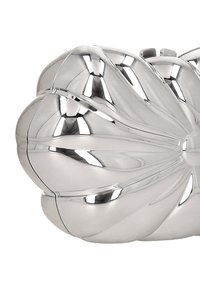 Hopeanvärinen metallinen iltalaukku, jossa on kukkainen kuvio, sileät käyrät, heijastava pinta ja saumattomat yksityiskohdat. Taitetut terälehtimuodot luovat tekstuuria.