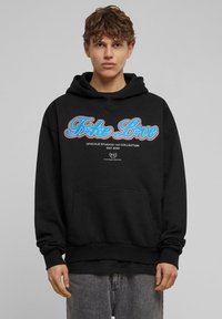 Zwarte hoodie met "Take Love" grafiek in blauw en rood, voorzien van een voorzak en ribgebreide manchetten en zoom, gemaakt van zacht materiaal.