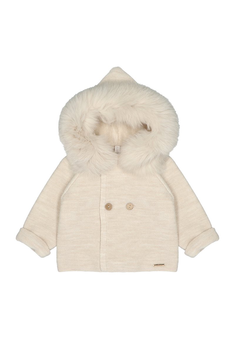 Chaqueta color crema con capucha esponjosa, cierre de botones doble y mangas remangadas. Tela texturizada con detalles de marca minimalistas.