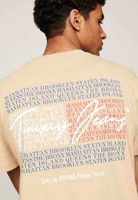 Tommy Jeans FLAG BACK LOGO  - Camiseta estampada - gentle gold