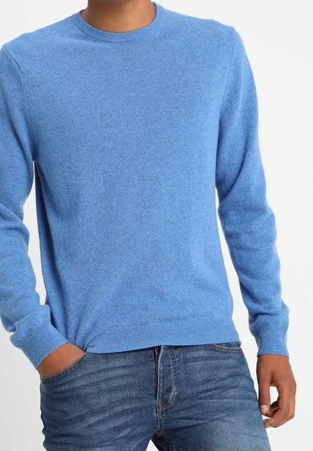 Helles blaues Sweatshirt aus weichem Strickstoff, mit Rundhalsausschnitt und langen Ärmeln, kombiniert mit Jeans.