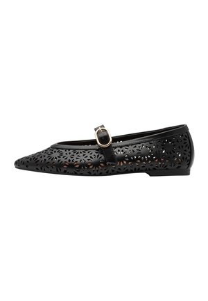 Chaussure plate noire avec motifs floraux découpés au laser, bout pointu et une bride décorative avec une boucle en or. Texture lisse.
