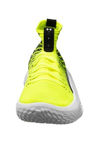 Neon gele sportschoen met een sokachtige bovenkant, textuur gebreid ontwerp, hoge kraag en een witte rubberen zool met een profielpatroon.