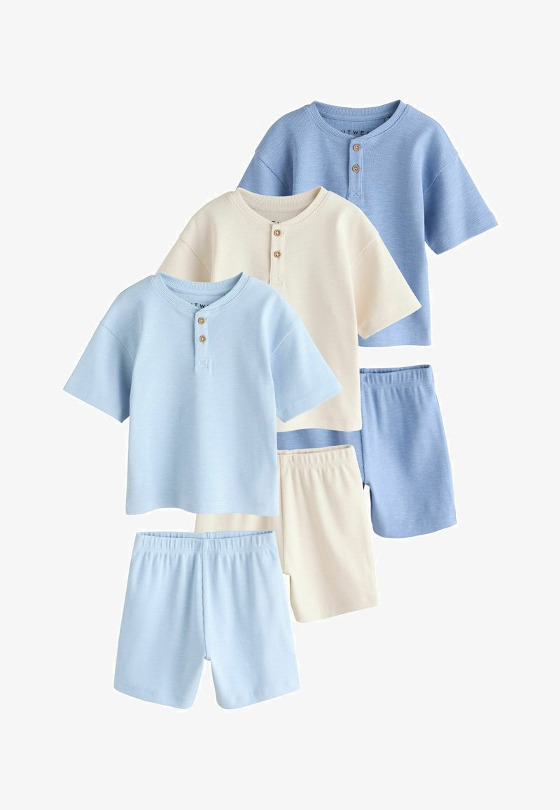 Trois ensembles de hauts à manches courtes côtelés avec deux boutons en bois et des shorts à taille élastique assortis en bleu clair, crème et bleu pastel.