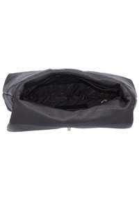 Borsa a mano in pelle nera con un design trapuntato, chiusura con zip superiore e un interno foderato in tessuto testurizzato. Presenta una texture liscia e morbida.