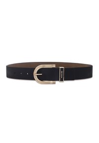 Zwarte leren riem met een gouden, gebogen gesp met textuuraccenten. Bevat een logo-detail op de band.