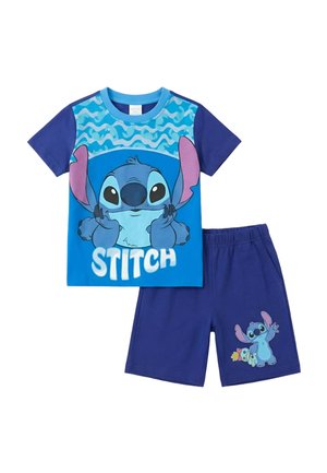 Chemise bleue à manches courtes pour enfants avec le visage de Stitch en dessin animé et le texte "STITCH", assortie à un short bleu avec un petit motif de Stitch et de jouets.