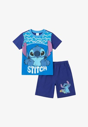 Chemise bleue à manches courtes pour enfants avec le visage de Stitch en dessin animé et le texte "STITCH", assortie à un short bleu avec un petit motif de Stitch et de jouets.