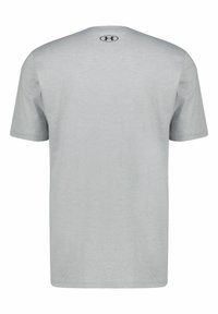 Camiseta de manga corta gris hecha de un tejido suave, con un escote redondo y un pequeño logo negro en la parte superior de la espalda. Textura simple y lisa.