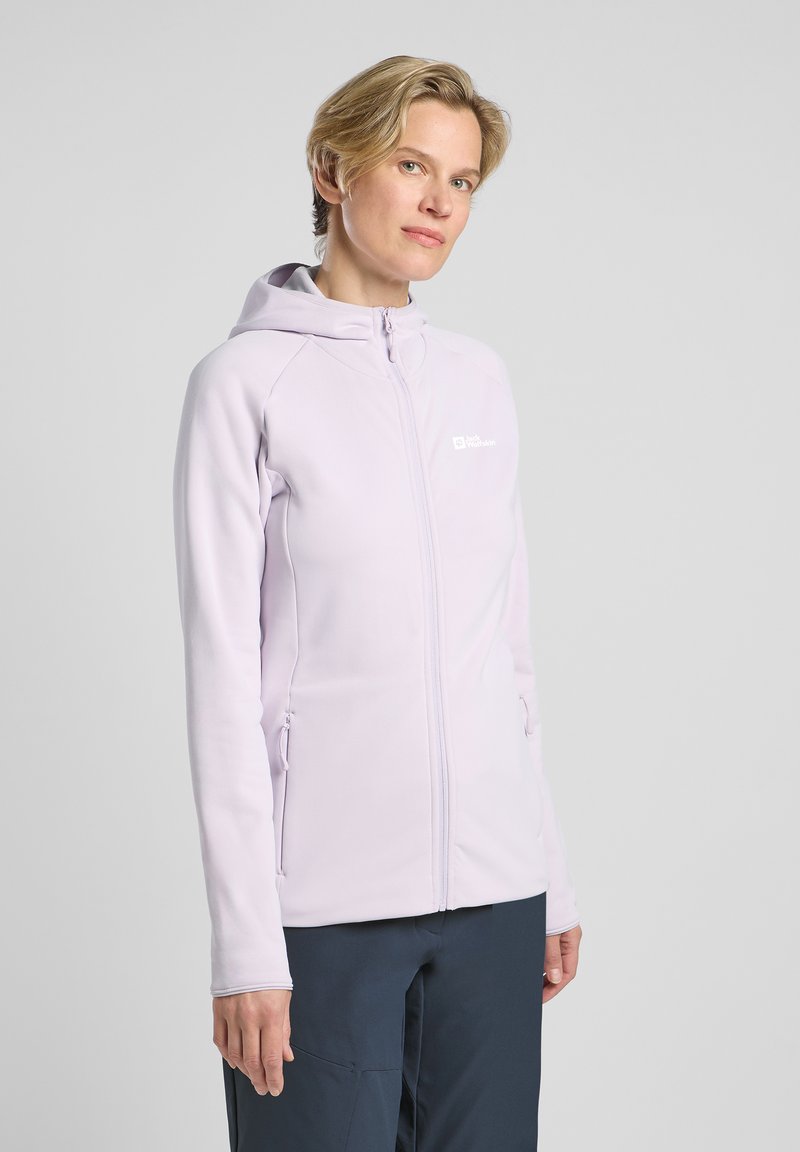 Veste zipée de couleur lavande clair au design ajusté, texture douce, capuche et poches latérales. Présente un petit logo sur la poitrine.