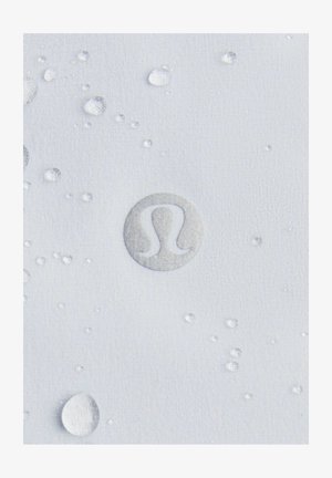 Wasserabweisender Stoff in Hellgrau mit silbernem Logo und kleinen Wassertropfen. Strukturiert Oberfläche mit glattem, mattem Finish.