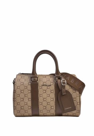 Borsa da viaggio marrone e beige con motivo, due manici, una tracolla staccabile e un'etichetta per bagagli abbinata con il nome del marchio impresso.