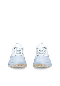 Pár bielych a svetlomodrých športových tenisiek s béžovými podrážkami, zobrazených spredu na bielom pozadí.