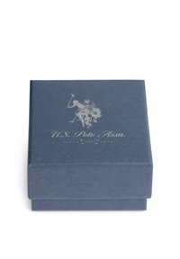 Boîte-cadeau en papier bleu avec un logo argenté représentant deux joueurs de polo et le texte "U.S. Polo Assn.", surface texturée et forme carrée.