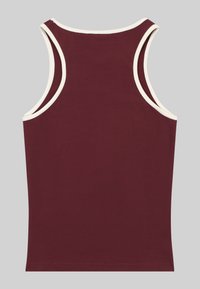 Bordeaux linne med beige kant; tillverkat av ribbat tyg; har breda axelremmar och rund halsringning; slät textur, figurnära design.