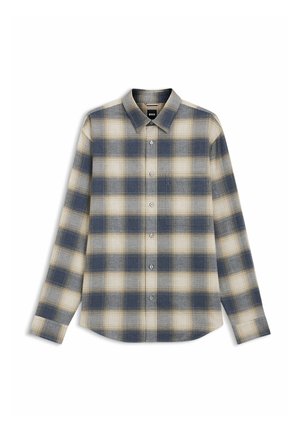 Camisa de manga larga con botones, con patrón de cuadros en azul, beige y crema, y cuello puntiagudo, extendida sobre un fondo blanco.