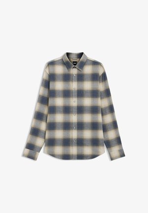 Langärmliges Hemd mit Knöpfen, blau-beige-cremefarben kariertem Muster und spitzem Kragen, flach auf einem weißen Hintergrund ausgebreitet.
