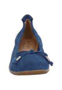 Blauer Wildlederflacher Schuh mit einer weichen, abgerundeten Zehenpartie. Verfügt über eine Schleifendetail und Metallakzente, entworfen für Komfort mit einer flexiblen Gummisohle.