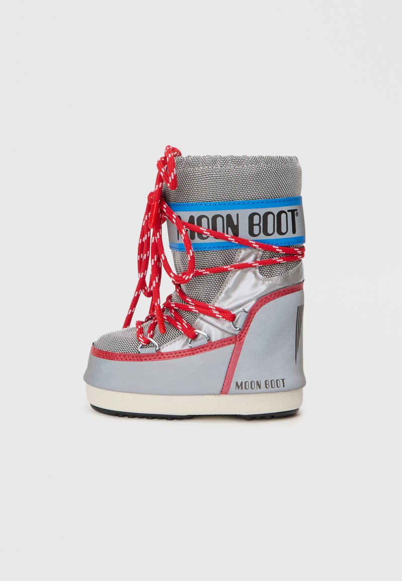 Silberner Winterstiefel mit roten Schnürsenkeln, Mesh-Obermaterial, gepolstertem Schaft und einer weißen Gummisohle. "MOON BOOT" Branding am Schaft und an der Seite.