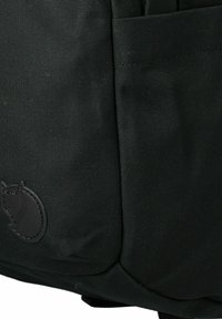 Zaino nero realizzato in tessuto resistente, con un logo in rilievo nero ben visibile, numerose tasche e una texture liscia.