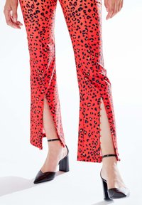 Liquorish LEOPARD PRINT OMBRE - Trousers - orange