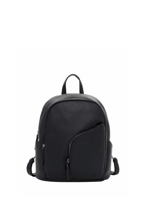 Zwarte rugzak van gestructureerd leer met bovenhandvat, twee hoofdvakken met rits en verstelbare schouderriemen op een witte achtergrond.