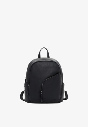 Schwarzer Rucksack aus strukturiertem Leder mit Tragegriff oben, zwei Hauptfächern mit Reißverschluss und verstellbaren Schultergurten vor weißem Hintergrund.